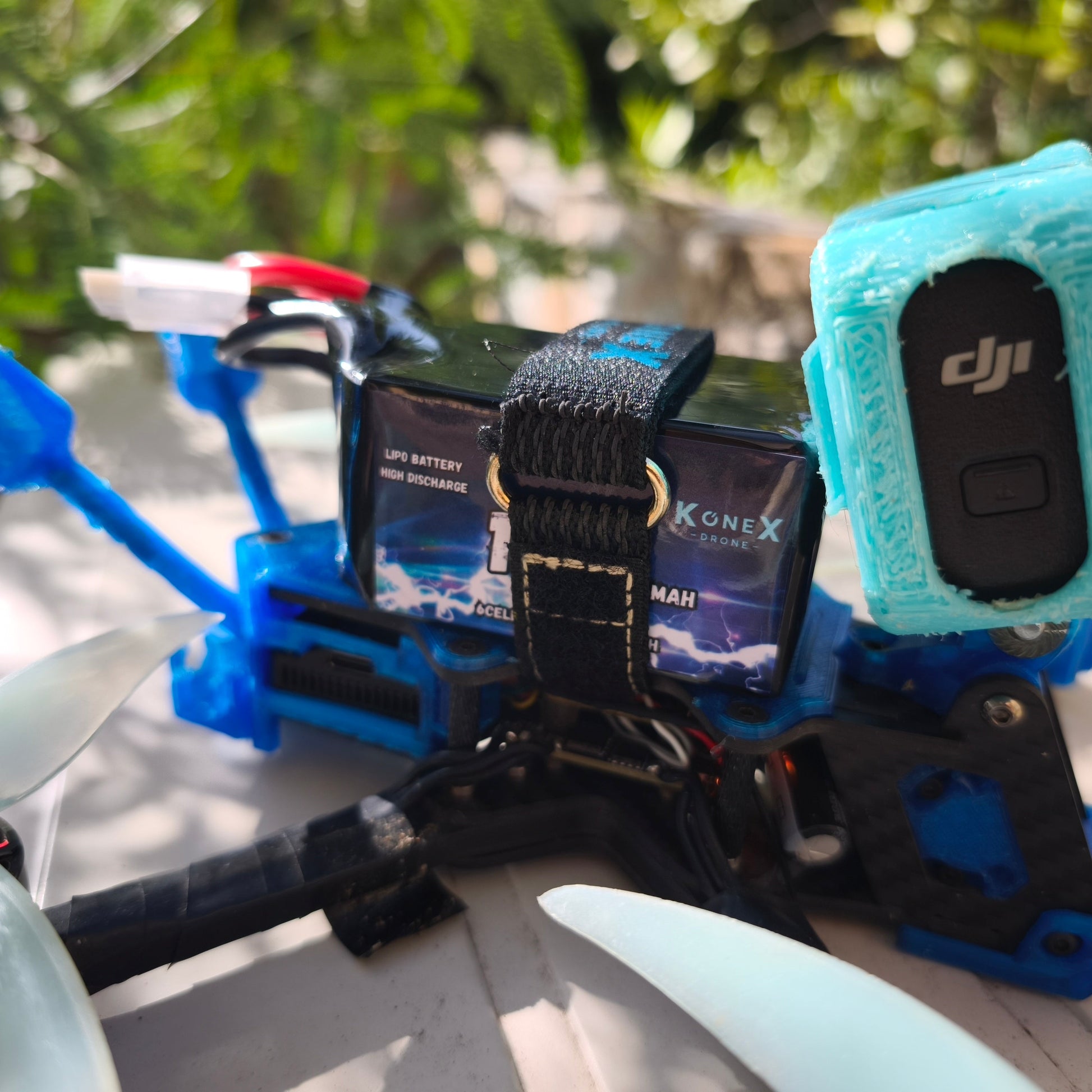 Batería LiPo KoneX 6S 1500mAh 150C montada en un dron FPV de 5 pulgadas con DJI O4