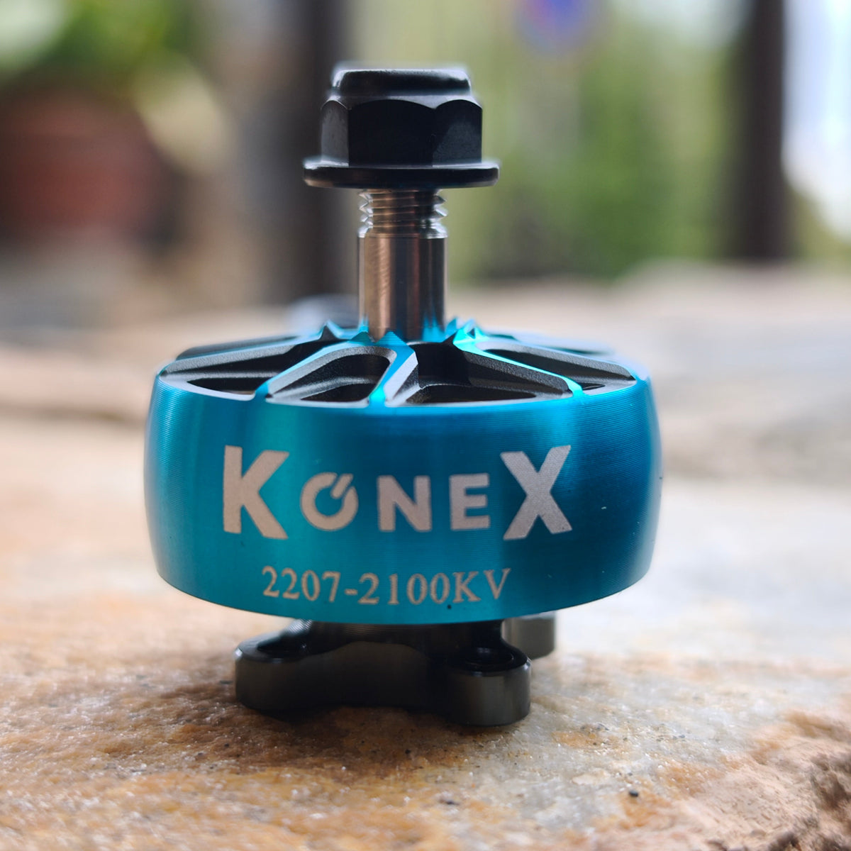 Motor KoneX 2207 2100KV 6S de perfil con campana azul anodizada y grabado laser